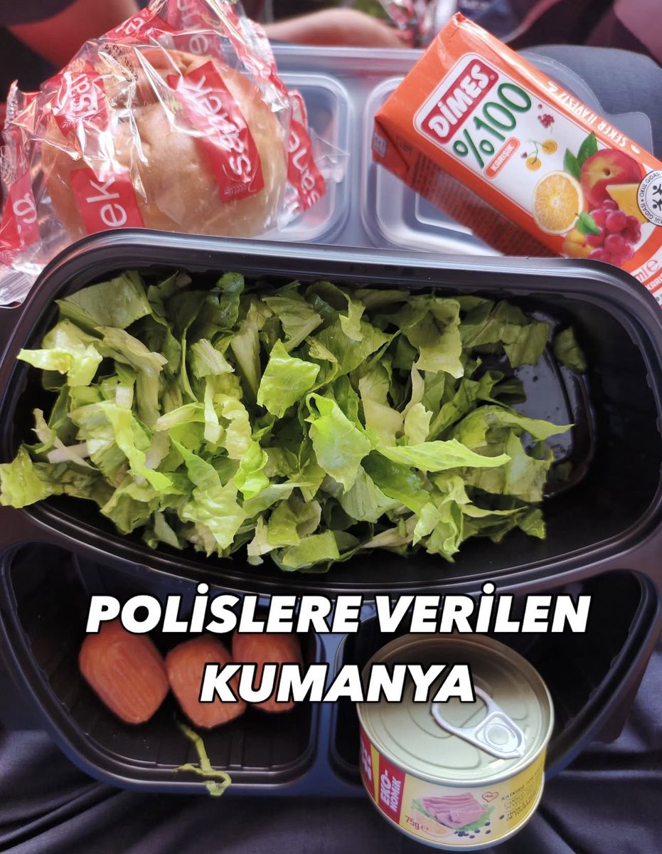 izmirtumed's tweet photo. Merhabalar bugün Izmir'de saat:21.30 da baslayacak olan Göztepe-Fenerbahçe maç için Izmir genelinde geceden çikan geceye gelecek olan kisaca neredeyse tüm Izmir Polisine maç görevi yazildi. Maçin baglama saatinden 7 saat öncesinden evimizden çikarak 16.00'da stadyumda görev aldik. Toplamda 18 saat mesai yapan Polise layik görülen kumanya.
Markasi belli olmayan en küçük boy ton ballk bayat 3 adet tulumba tatlisi ve marul .
Rica etsem isimsiz paylasir misiniz ?
Hakkimiz Haram olsun .. 

@izmirvaliligi  @RTErdogan  @TC_icisleri @personel_egm @AliYerlikaya @asayisberkemal0