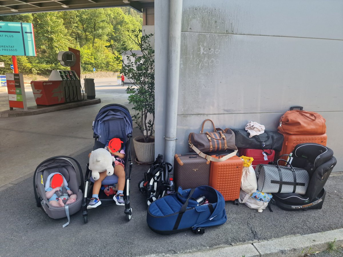 lirimont's tweet photo. @Hertz honte à vous. Nous attendons depuis 5 heures par 40 degrés avec deux bébés pour un pneu crevé en Andorre qu'un taxi vienne nous chercher. #service https://t.co/0D3CUWlPv8