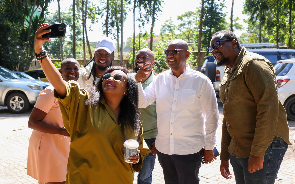 Radar Safi kwa Wasanii: Safari ya #ElevateKenya na wasanii baru baru ilianza na kaselfie, walai! After wiki kadhaa za ma “take 1,take 2” na kuunda beats hapa kule, kuna kitu kali inakam! Watch this space! #NCBAChangeTheStory