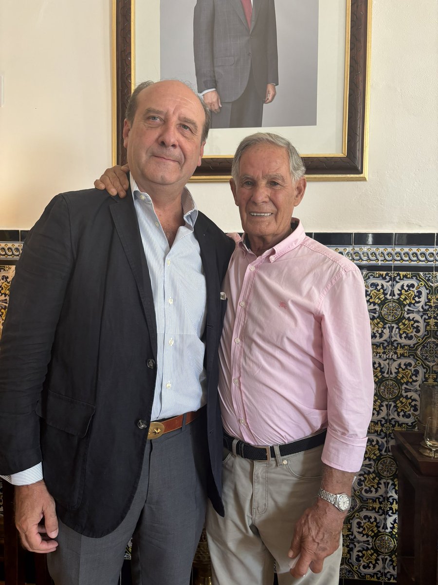 Que buen rato hablando  de tauromaquia. Casino de Cazalla de la Sierra,con el Consejero Antonio Sanz, el maestro Ruiz Miguel, Enrique Romero y Jesús Bayort. 
Hoy se emplean las nuevas divisas y banderillas. Se mantiene la esencia pero se avanza en la técnica.
¡Suerte y al toro!
