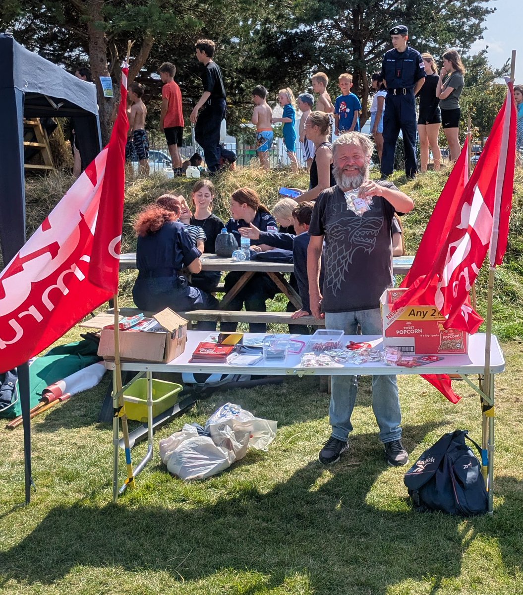 YesCymruAber (@aberyescymru) on Twitter photo Criw <a href="/AberYesCymru/">YesCymruAber</a> yn Parti yn y Parc, Aberystwyth heddiw. ❤️✊🏴 #indywales #annibyniaeth Criw <a href="/AberYesCymru/">YesCymruAber</a> yn Parti yn y Parc, Aberystwyth heddiw. ❤️✊🏴 #indywales #annibyniaeth