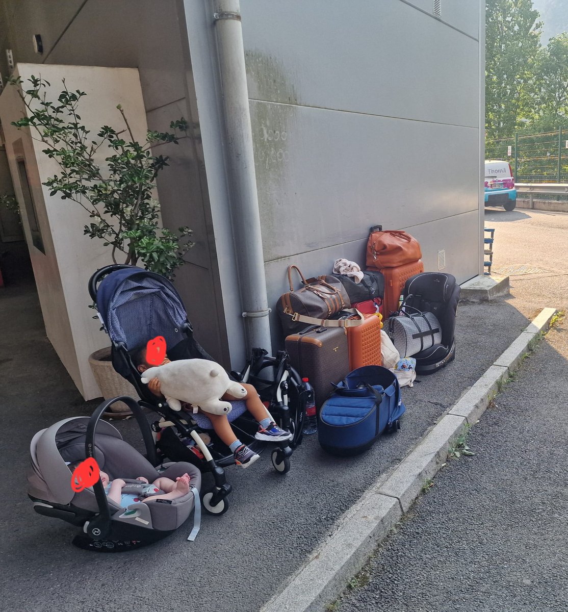 lirimont's tweet photo. Share on @hertz which left us with 2 babies on a parking lot for 5 hours. For a flat tire in Andorra. #CustomerServiceFail https://t.co/CYSQDu0qJg