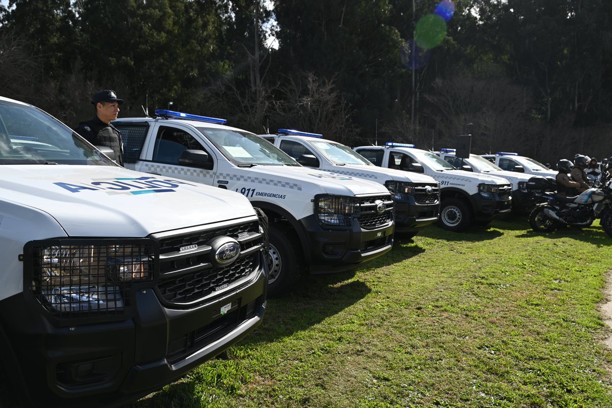 JaviAlonsook's tweet photo. LOMAS DE ZAMORA | Más móviles para cuidar a los vecinos

Con @fotermin presentamos 36 patrulleros y 10 motos que se suman al patrullaje para brindar más seguridad y tranquilidad a las familias del distrito.

Más recursos para una respuesta rápida y eficaz.

#FuerzaBuenosAires https://t.co/FfK9BewSeU