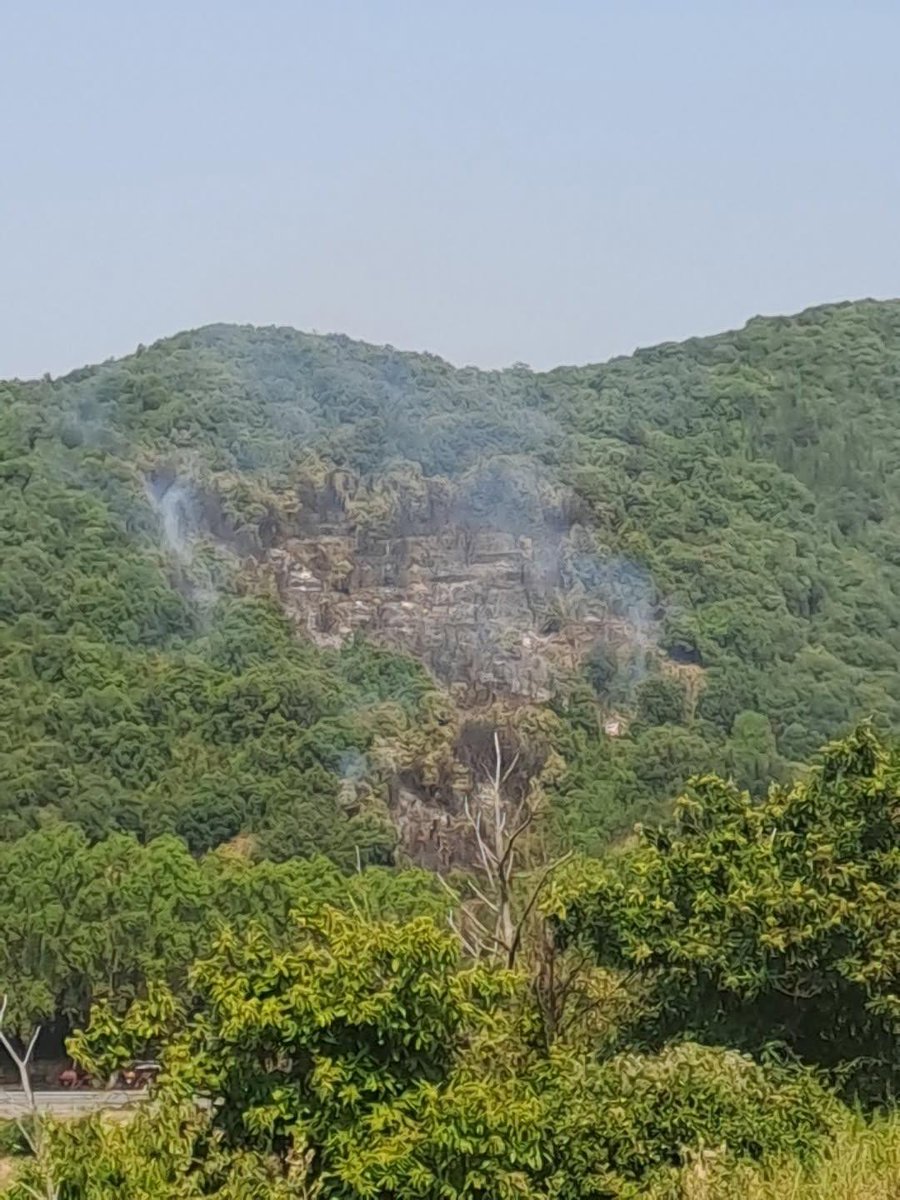 PompiersHerault's tweet photo. #Incendie|| HÉRÉPIAN
Nous sommes intervenus pour un 🔥 de garrigue &amp; de chênes verts en bordure de la RD 909 
🔺1ha de brûlé  
🔺2 largages des Trush 710 de la cellule aérienne du #SDIS34
🔺Puma SC Charly 🚁
🔺3 #GIFF engagés + le détachement des #pompiers Slovaques #InfoFlash https://t.co/0yx2snDa4N