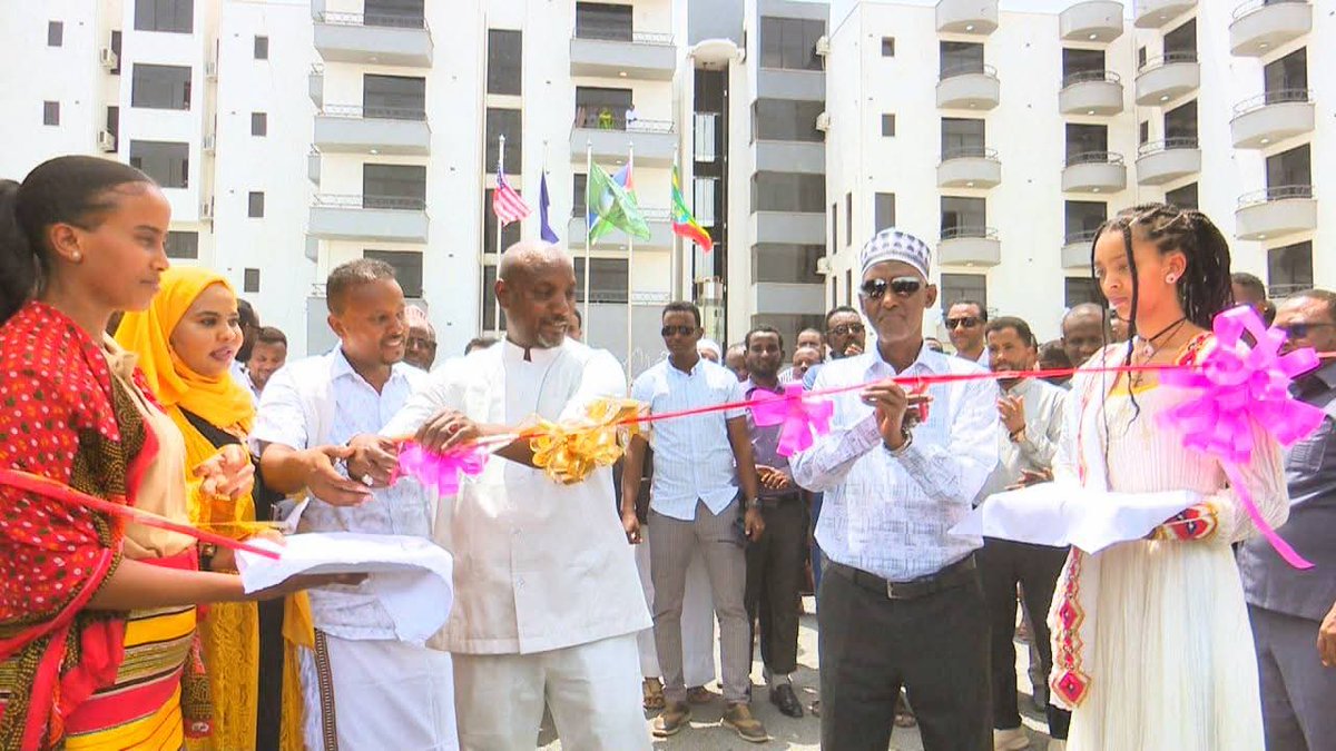 AfarState's tweet photo. በክልሉ ባሉ የኢንቨስትመንት አማራጮች ለሚሰማሩ ባለሃብቶች የማበረታቻ ድጋፍ ይደረጋል- ርዕሰ መስተዳድር አወል አርባ

ሠመራ፤ነሐሴ 10/2017(ኢዜአ)፡-በአፋር ክልል ባሉ የተለያዩ የኢንቨስትመንት አመራጮች ላይ  መሰማራት የሚፈልጉ ባለሀብቶች የማበረታቻ ድጋፍ እንደሚደረግ የክልሉ  ርዕሰ መስተዳድር አወል አርባ ገለጹ።

በሠመራ ከተማ  በአንድ ባለሀብት  የተገነባ ዘመናዊ ሆቴል የአፋር ክልል ከፍተኛ የስራ ሃላፊዎችና ጥሪ የተደረገላቸው እንግዶች በተገኙበት ዛሬ ተመርቋል።

በምረቃው ሥነ-ሥርዓት ላይ የተገኙት  ርዕሰ መስተዳድር አወል አርባ እንደተናገሩት፤  በክልሉ የቱሪዝም ዘርፍን ጨምሮ የተለያዩ  የኢንቨስትመንት አመራጮች ይገኛሉ።

የክልሉ የኢንቨስትመንት አማራጮች ላይ  መሰማራት ለሚፈልጉ ባለሀብቶች ክልሉ የማበረታቻ ድጋፍ እንደሚያደርግ አስታውቀዋል።

ዛሬ  የተመረቀው ደረጃውን የጠበቀ ሆቴል ለሠመራ ከተማ ድምቀትና ወደ ክልሉ ጎራ ለሚሉ ቱሪስቶች አማራጭ ሆኖ በማገልገል ምቹ ሁኔታ እንደሚፈጥር  ጠቅሰዋል።

የክልሉ የቱሪዝም ቢሮ ኀላፊ አቶ ኢብራሂም መሐመድ በበኩላቸው፥ የሆቴሉ መገንባት በክልሉ ውስጥ ያለውን የቱሪስት ፍሰት ለመጨመር የሚያግዝ መሆኑን ተናግረዋል።

የሆቴሉ በይፋ ስራ መጀመር ለከተማዋ ቱሪዝም ዘርፍ መነቃቃት የሚፈጥር ነው  ያሉት ደግሞ የሠመራ ሎጊያ ከተማ አስተዳደር ከንቲባ አብዱ ሙሣ ናቸው።

የሆቴሉ ባለቤት  አቶ ሰኢድ እስማኤል፤፥ ሆቴሉ ለ350 ሰራተኞች የስራ ዕድል  የሚፈጥር መሆኑን አስታውቀዋል።

"አፋር ያንጉዲ "የተሰኘ ስያሜ የተሰጠው ሆቴሉ  የማረፊያ ክፍሎች፣የሰብሰባ አዳራሾች፣የመዋኛ ገንዳዎችና ሌሎች አገልግሎት መስጪያዎች እንዳሉት ተመልክቷል።

#Investment
#EthiopiaWatch
#Ethiopian_News_Agency
#ኢዜአ
#Ethiopia
