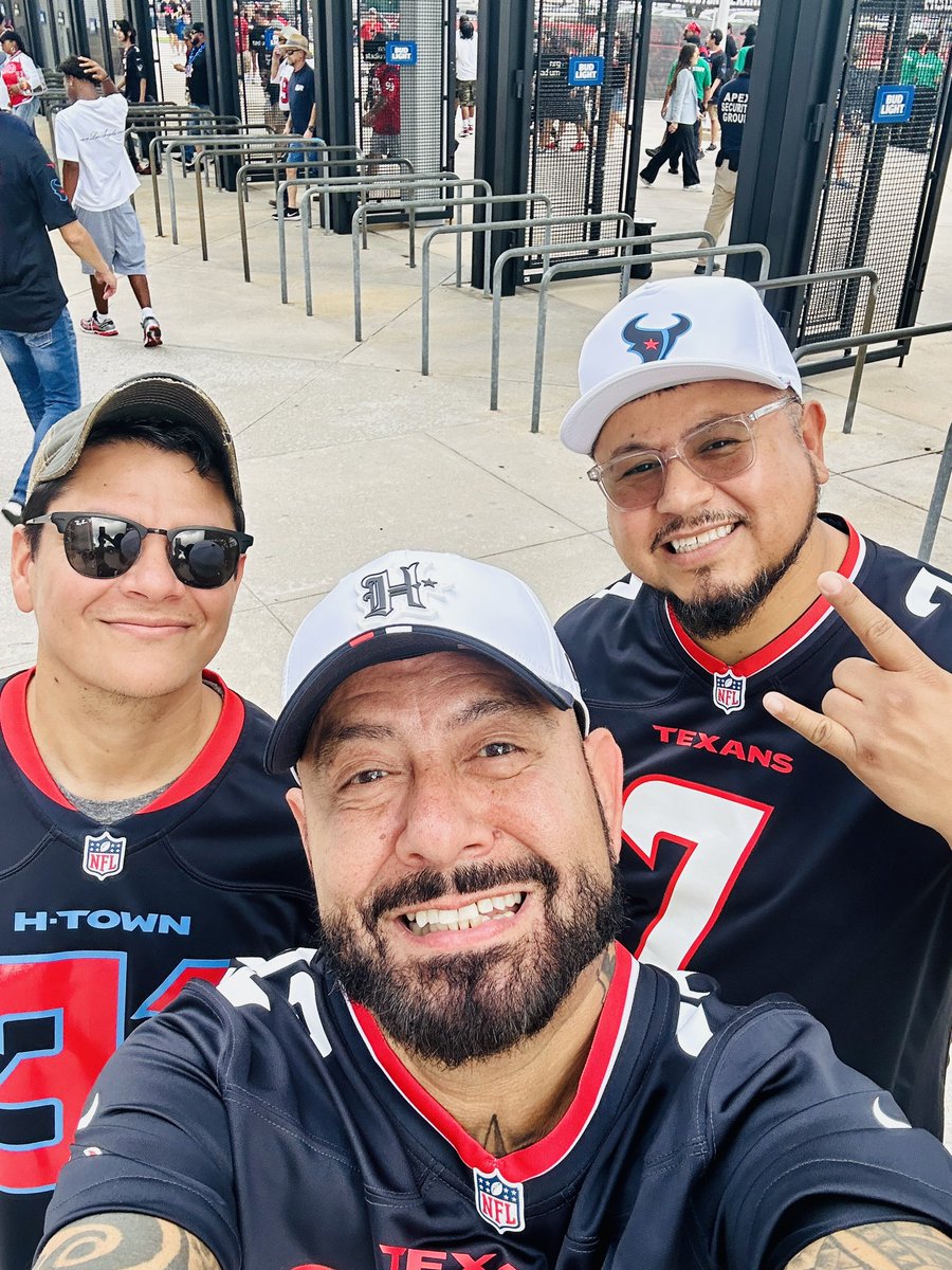 HornsUp22's tweet photo. Let the season begin. Go Texans, beat the panthers! #HTOWNMADE https://t.co/uXHNzpts8j