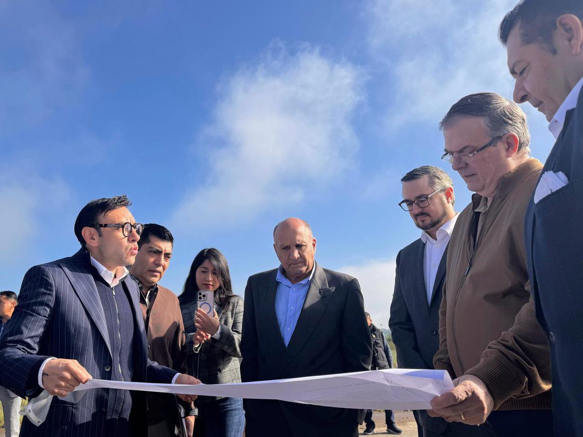 CapitalTSGobPue's tweet photo. Con gran entusiasmo recibimos en la Capital de la Tecnología y Sostenibilidad al gobernador @armentapuebla_ y al secretario de economía @m_ebrard. 🫱🏻‍🫲🏼

Su presencia fortalece los proyectos estratégicos que impulsan el crecimiento económico y social de Puebla. ✅

#PorAmorAPuebla 🫶🏻