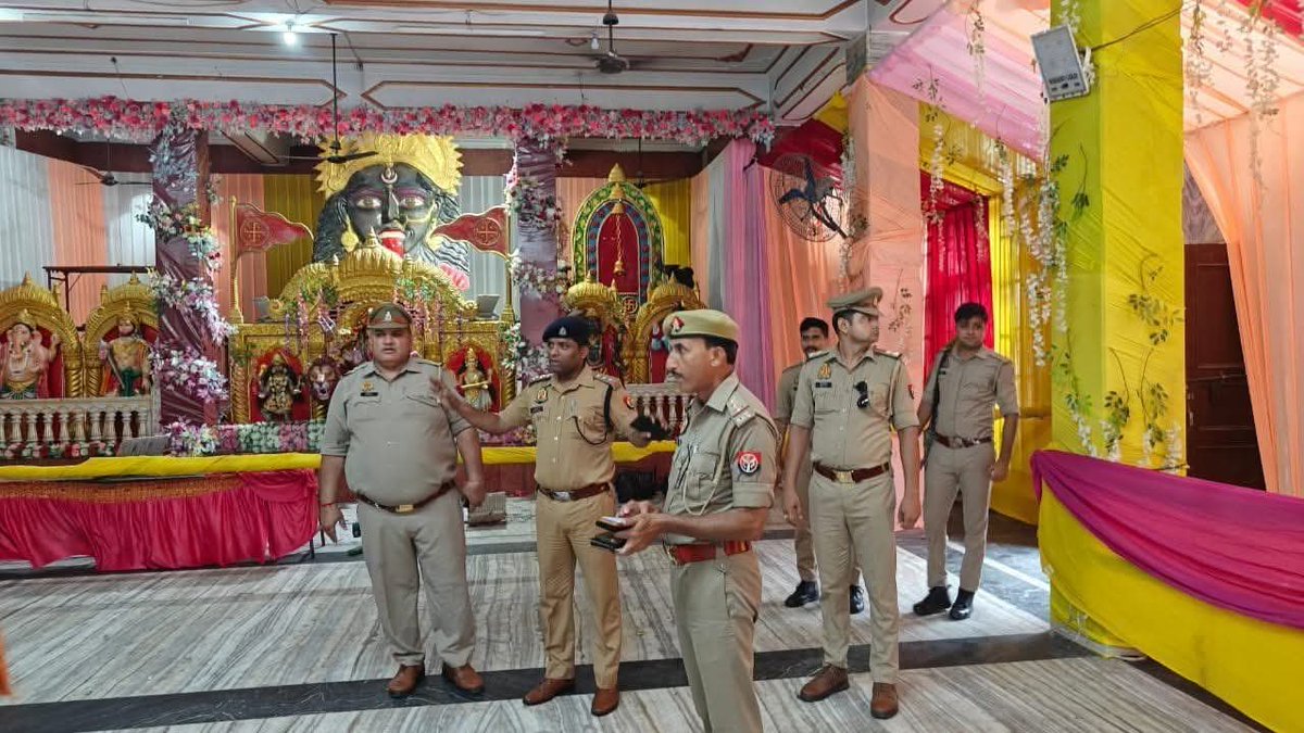 PankajDhavraiyya RspChief (@chiefrspdhavrai) on Twitter photo दलित सीओ साहब का अहंकार देखिये -
अलीगढ़ के वार्ष्णेय मन्दिर मे आधा दर्जन पुलिस जवानों के साथ मंदिर परिसर में जूते पहन कर घूमकर रौब झाड़ते देखें गये।
क्या इसी प्रकार यह सभी किसी मस्जिद ,गिरिजाघर ,गुरुद्वारे मे घूम सकते है ?
<a href="/aligarhpolice/">ALIGARH POLICE</a> को आस्था का सम्मान करना चाहियें संभव है दलित सीओ साहब का अहंकार देखिये -
अलीगढ़ के वार्ष्णेय मन्दिर मे आधा दर्जन पुलिस जवानों के साथ मंदिर परिसर में जूते पहन कर घूमकर रौब झाड़ते देखें गये।
क्या इसी प्रकार यह सभी किसी मस्जिद ,गिरिजाघर ,गुरुद्वारे मे घूम सकते है ?
<a href="/aligarhpolice/">ALIGARH POLICE</a> को आस्था का सम्मान करना चाहियें संभव है