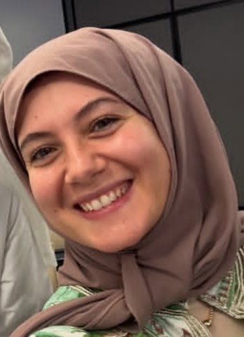 بسنت هتفتكرها رقيقة و ملهاش الحلب و هي لبوة هتلاقيها نزلت لحست طيزك و شفطت بضانك تغرقهم بريقها لحد ما زوبرك يشد تنزل تحته علشان ترحم طيزها مدمنة التدقير و البعبصة أول ما زوبرك يرشق بين فلقات طيزها هتعرف إنها اتخلقت بس للنيك و التعشير في لحمها العفيف