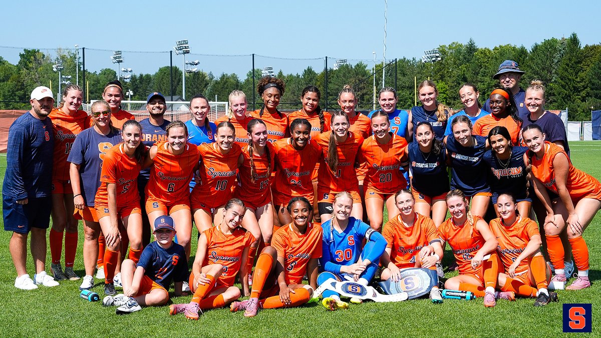 CuseWSOC's tweet photo. A great team effort deserves a team photo! 'Cuse is 1-0!🍊 https://t.co/SgiShfwRSK