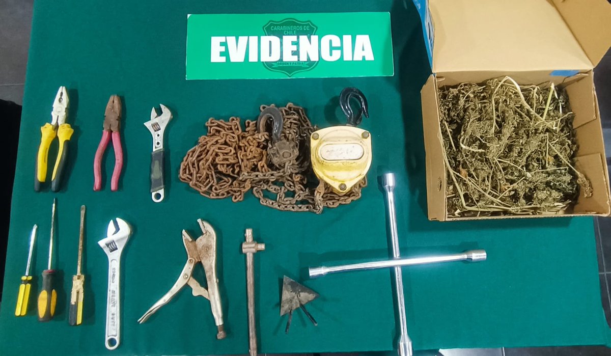conconmicc's tweet photo. SIP de la 4ª Comisaría de Concon detuvo a 4 sujetos sorprendidos robando en instalaciones de ENAP en la Ruta F-32. Además, se les incautaron drogas, infringiendo la Ley 20.000.

✅ Operativo fue parte de una ronda impacto en la comuna.

#Concón #Carabineros #Seguridad #Ley20000 https://t.co/G9Sh4Utxbi