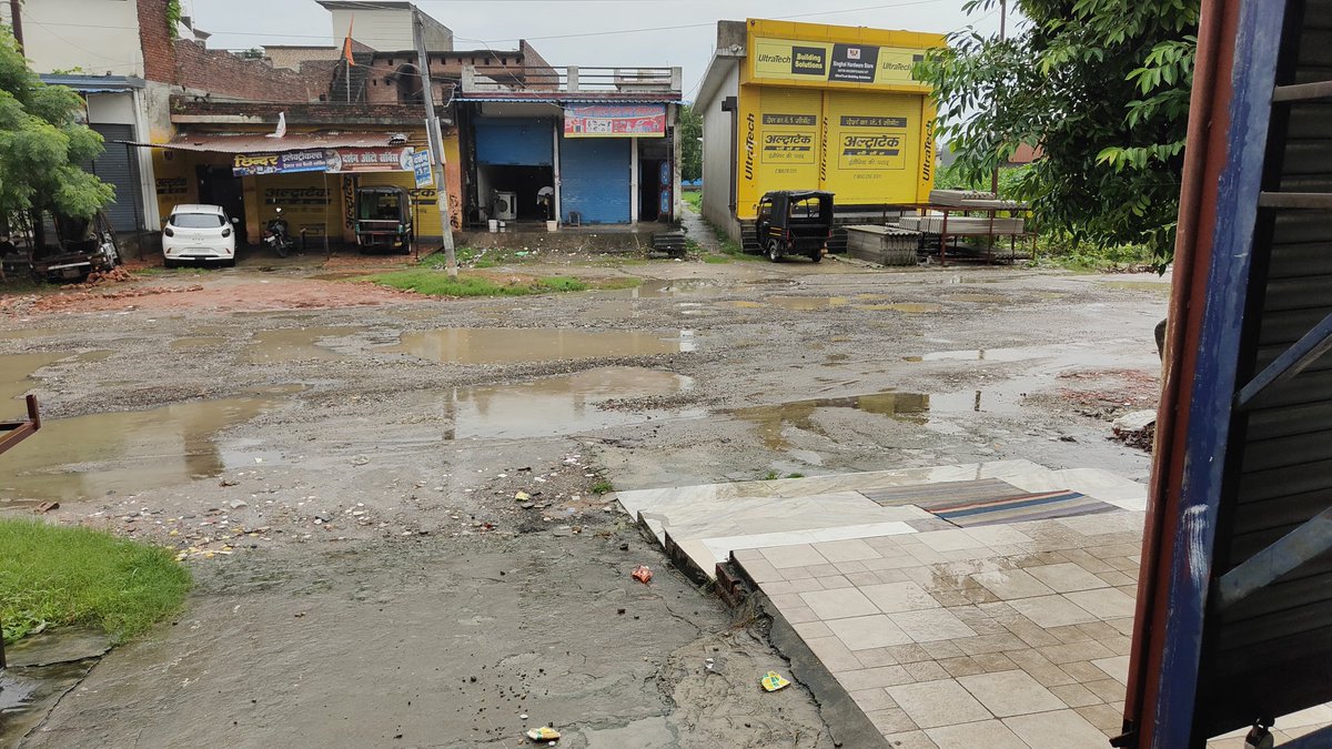puneetagarwal0's tweet photo. मुझे पता है मेरी इस पोस्ट से कुछ भी होना,फिर भी @nitin_gadkari जी आपको टैग कर रहा हूं, देख लो कैसे बनी सड़क और 10दिन बाद बारिश हुयी और क्या हाल हो गया और 2 किलोमीटर की सड़क नहीं बनती। @NHAI_Official @pushkardhami @PMOIndia @aajtak @sudhirchaudhary @ndtvindia https://t.co/zb1ODbXnBv