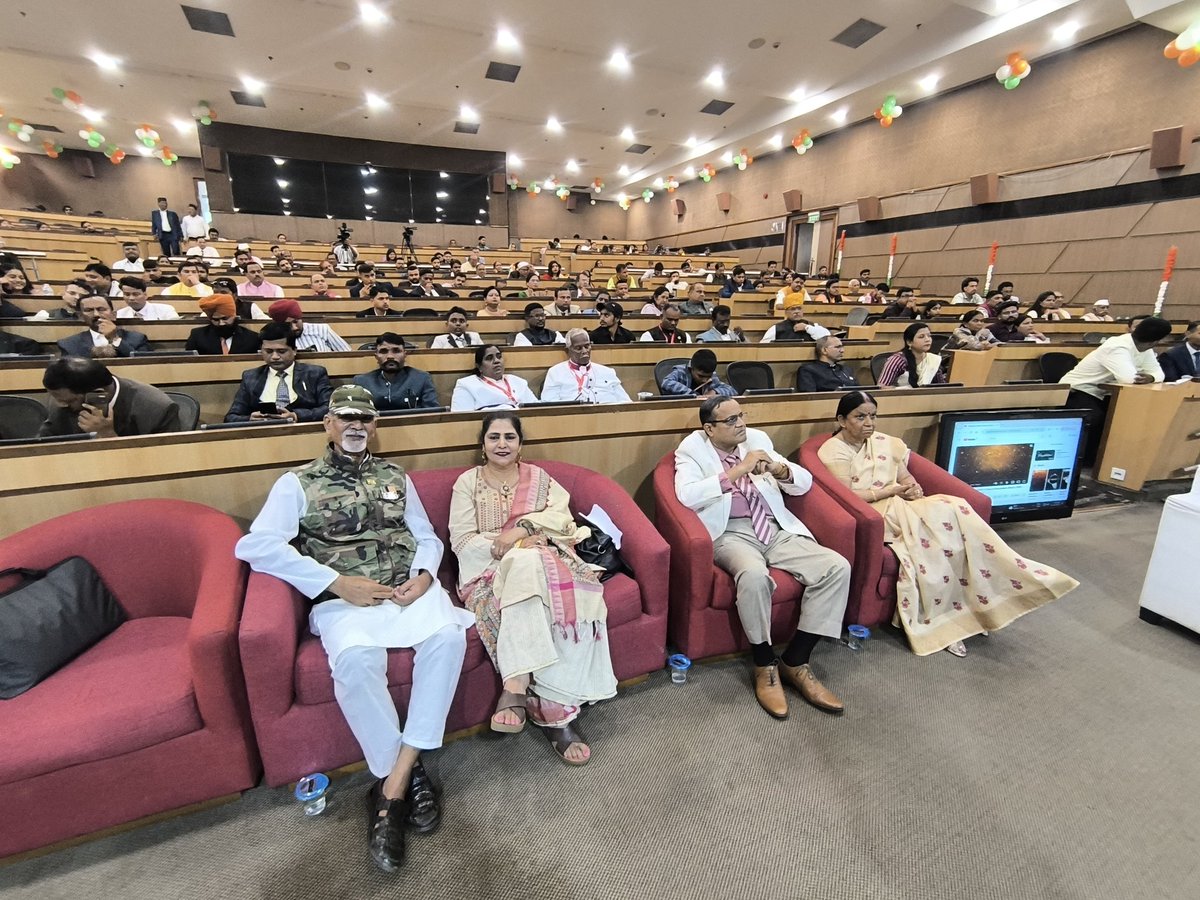 #IndependenceDay 
मुझे #IndependenceDay2025 के पावन अवसर पर YSS foundation द्वारा मिला राष्ट्रीय गौरव पुरस्कार सड़क, सरहदों से लेकर संसद तक चाक चौबंद चौकसी करने वाले #CAPF जवानों व उनके परिवारों को समर्पित।
 youtu.be/G6piBcNYNNY