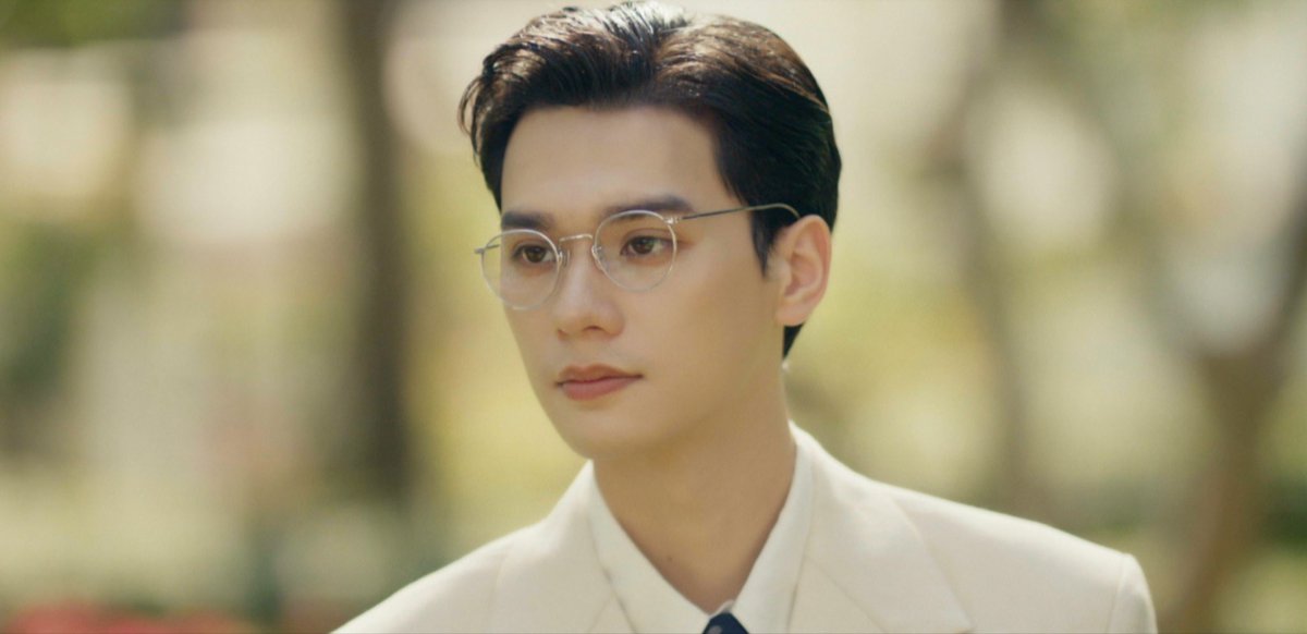 vousjay's tweet photo. ยอมเบ้าหน้าพี่เก่งอ่ะ อยู่ในลุคพ่อครูก็หล่อเท่ อยู่ในลุคหนุ่มแว่นก็หล่อเนิร์ด เกิดมาเพื่อให้เห็นภาพคำว่าหล่อจริงๆ
#เขมจิราต้องรอดEP2 https://t.co/vHj5A2VBMn