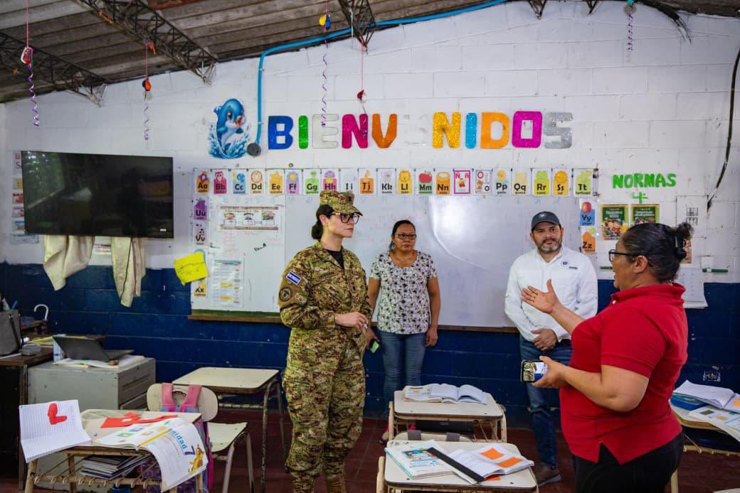 Esa señora llena de tinta la punta de una bala y con eso escribe. 🙄

Hasta la lógica común le falla; con uniforme y fusil va al ministerio y a las escuelas. 🤨