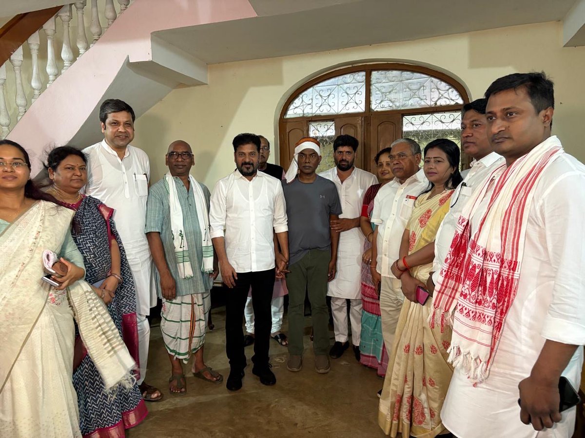 Congress (@incindia) on Twitter photo Telangana CM Shri <a href="/revanth_anumula/">Revanth Reddy</a> met Jharkhand CM Shri <a href="/HemantSorenJMM/">Hemant Soren</a> and paid tributes to "Dishom Guruji" Sibhu Soren ji in Ranchi.
📍 Jharkhand Telangana CM Shri <a href="/revanth_anumula/">Revanth Reddy</a> met Jharkhand CM Shri <a href="/HemantSorenJMM/">Hemant Soren</a> and paid tributes to "Dishom Guruji" Sibhu Soren ji in Ranchi.
📍 Jharkhand