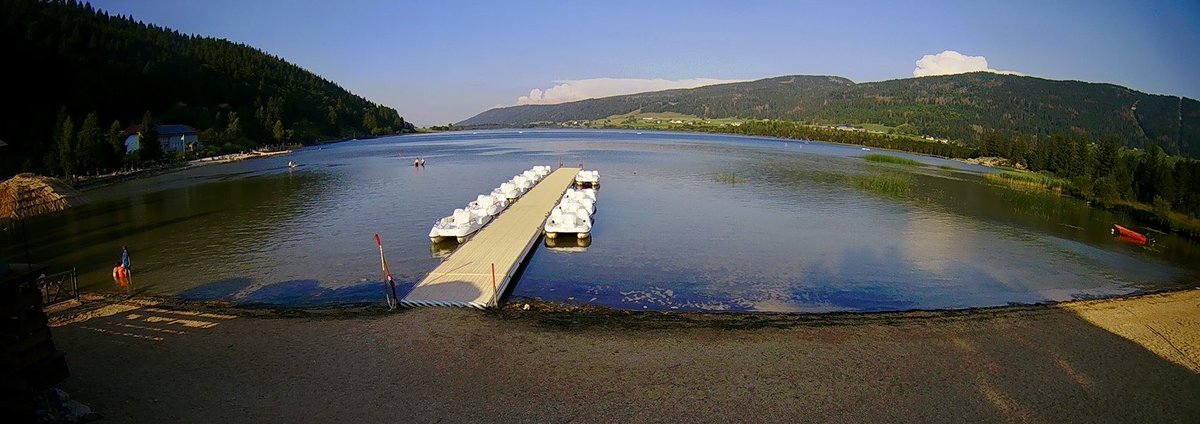 #serielelacdesrousses plus calme ce soir, il y a juste une bise assez soutenue. On aperçoit au dessus des pédalos la forme en enclume caractéristique du haut de l’énorme orage sur Berne à 100 km.