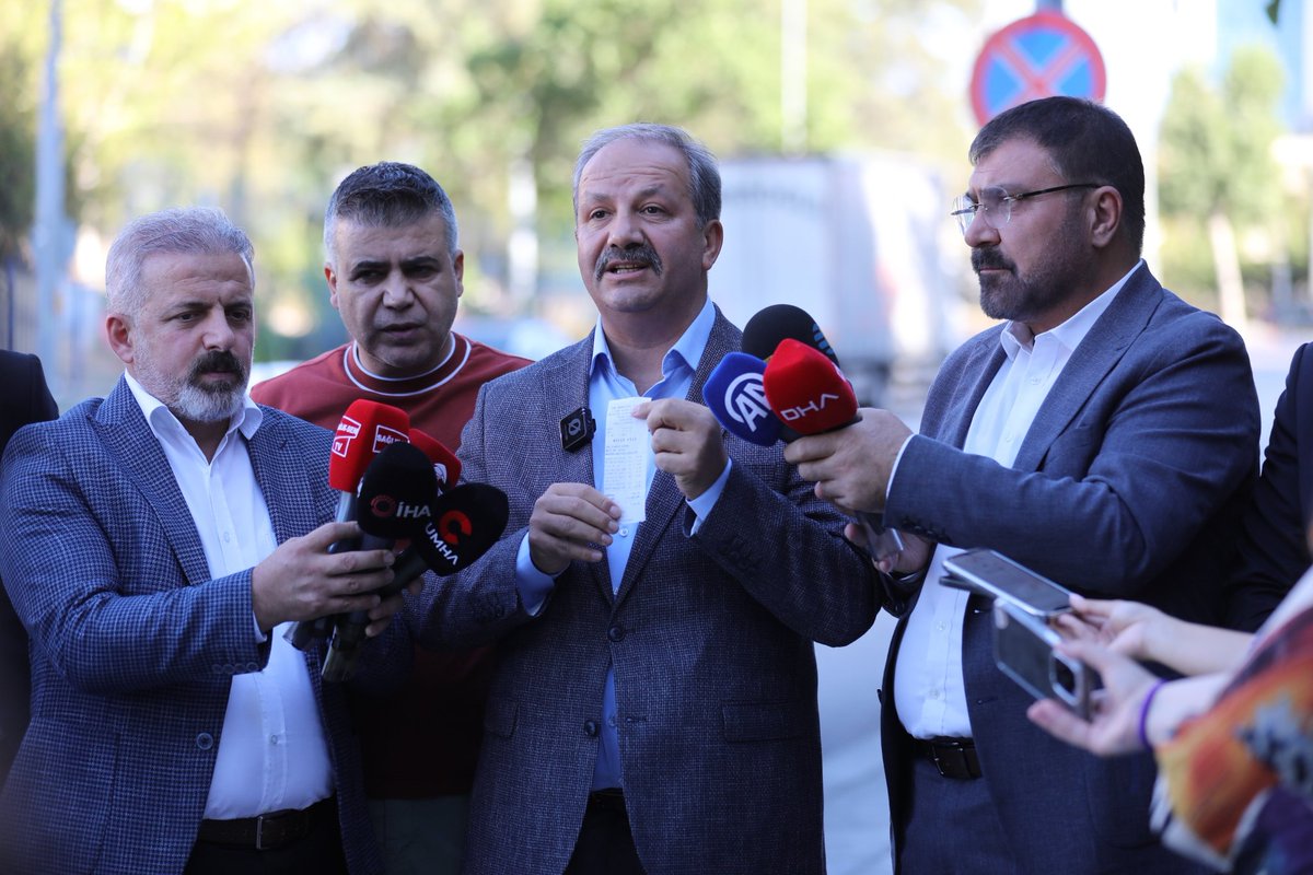 sagliksen's tweet photo. Sağlık-Sen, Kamu İşveren Heyeti'nin taban aylığa 1000 TL zam teklifine marketten aldıkları ürünlerle tepki gösterdi.

Genel Başkan Mahmut Faruk Doğan: "Ben buradan kamu işveren heyetine seslenmek istiyorum. Çarşıya, pazara, markete çıkın ve gerçek enflasyonu hep birlikte görün."

#1000TLyeNeEder

⤵️
https://t.co/P25UKP8kq7