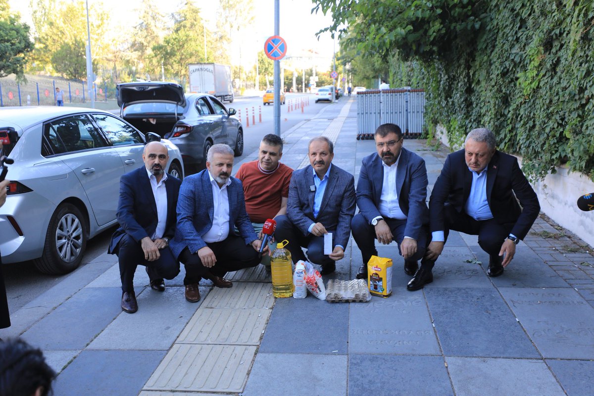 Sağlık-Sen, Kamu İşveren Heyeti'nin taban aylığa 1000 TL zam teklifine marketten aldıkları ürünlerle tepki gösterdi.

Genel Başkan Mahmut Faruk Doğan: "Ben buradan kamu işveren heyetine seslenmek istiyorum. Çarşıya, pazara, markete çıkın ve gerçek enflasyonu hep birlikte görün."