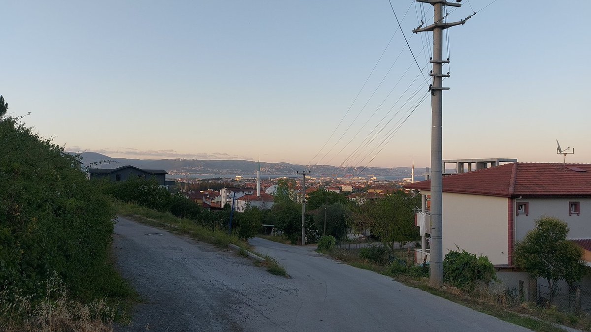 Kordonceli1's tweet photo. yine geldim buraya bu sefer yere oturdum https://t.co/q83kNWhH4N