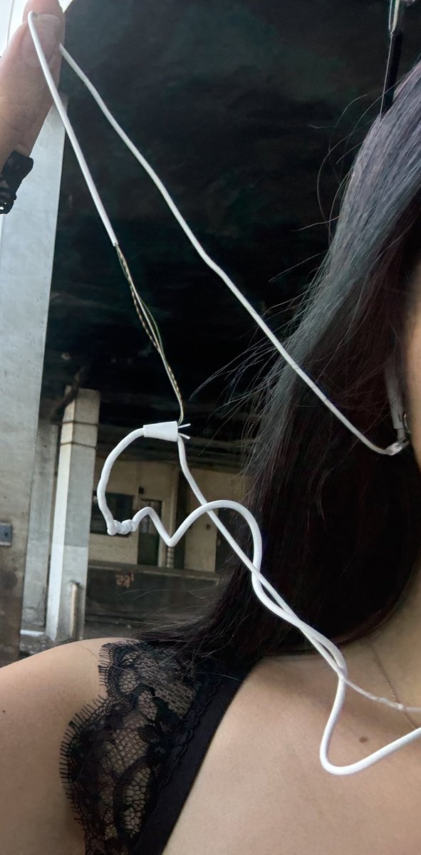 minaravel's tweet image. l’état de mes écouteurs mdrrrr ils marchent encore dites vous