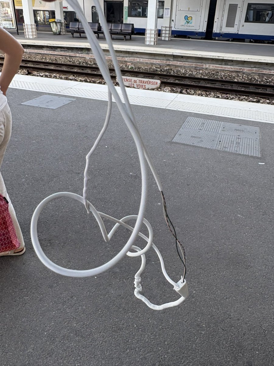 minaravel's tweet image. l’état de mes écouteurs mdrrrr ils marchent encore dites vous