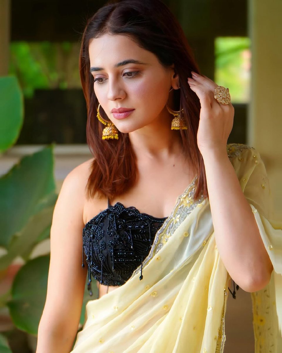 புயல் மழைக்குப் பின் பரவிய குளிர்நிம்மதி ஊடல் முடிந்து, அவனின் இதழ் முத்தம்...

GOOD NIGHT SWEET DREAMS TAKE CARE