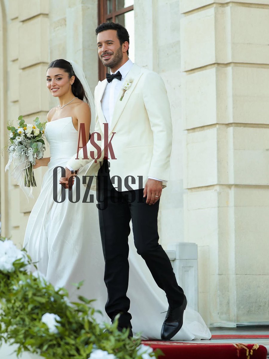 📸 Hande junto a Barış grabando las escenas de la boda de Meyra \u0026 Selim en  la serie #AşkVeGözyaşı. #HandeErçel #BarışArduç #HanBar #QueenOfTears  #MeySel, image size:900x1200