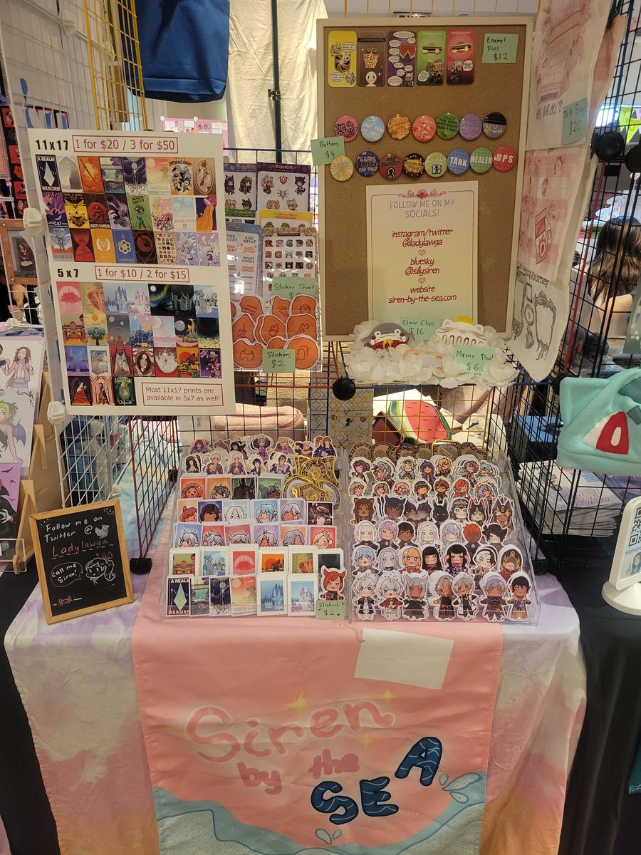 ladylawga's tweet photo. At #Flamecon today IN THE WEIRDEST LIT LITTLE ROOM EVER please come by the side room and see the most ffxiv table ever 😭 lighten my load coming home please https://t.co/ea0XREkLj3