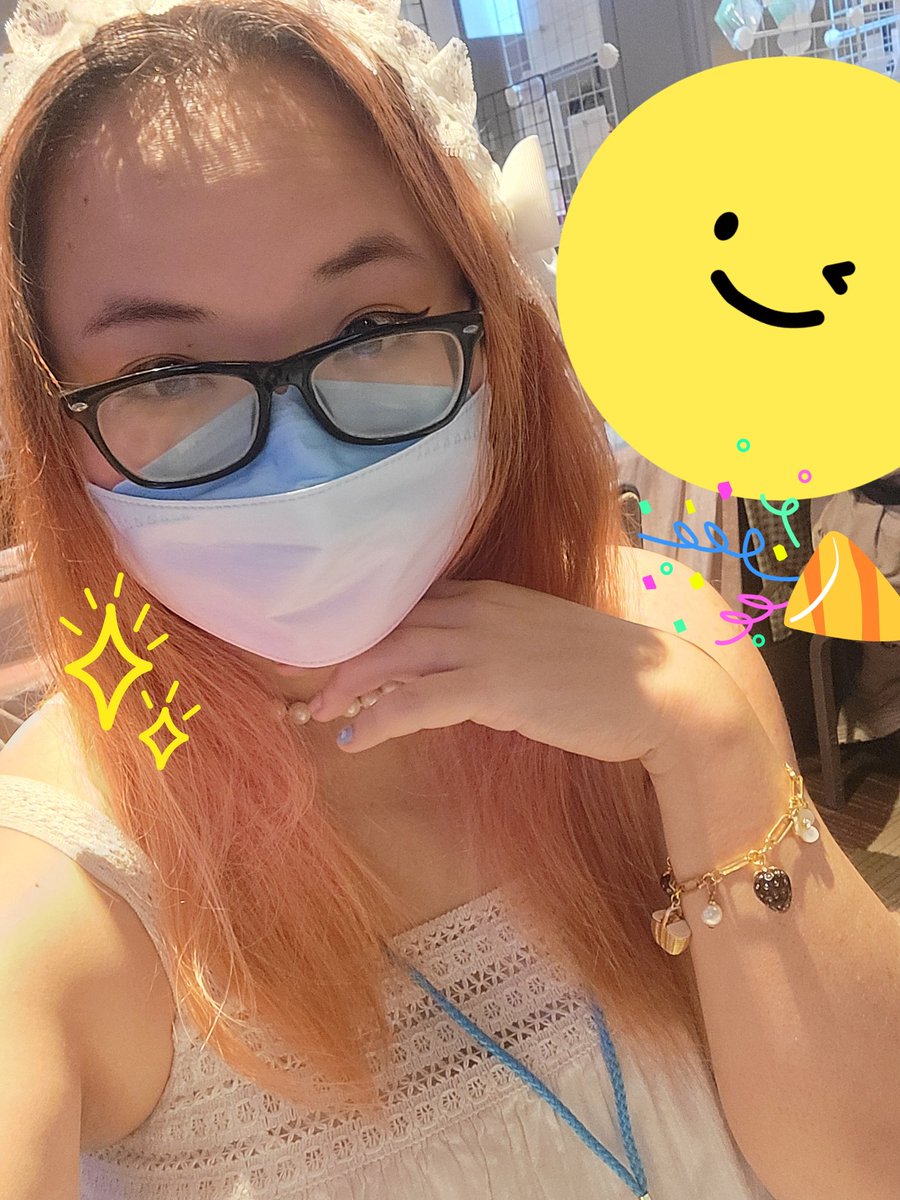 ladylawga's tweet photo. At #Flamecon today IN THE WEIRDEST LIT LITTLE ROOM EVER please come by the side room and see the most ffxiv table ever 😭 lighten my load coming home please https://t.co/ea0XREkLj3