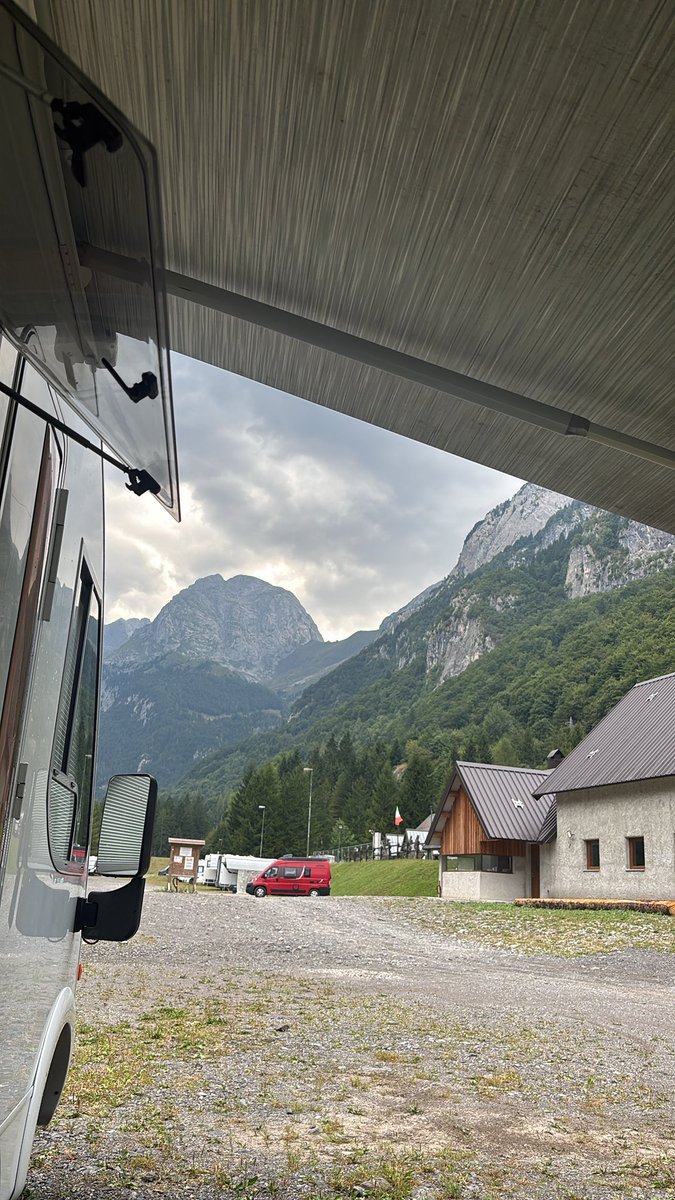 AndreaFreeulian's tweet image. Situazione attuale, meno di 20 gradi tocca ricorrere alla tuta! #mountain #friul #laghettiTimau 🥶🥶