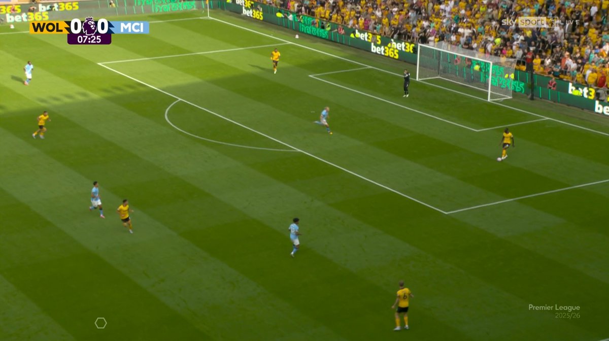 fakirpislik06's tweet photo. wolves - man city maçında bein'in görüntü kalitesi sanki parlaklık kısılmış gibi gözükünce diğer ülkelerin kanallarına bakayım dedim. 

ilk görsel alman sky kanalından
ikinci görsel ise bizim beinsports yayınından

parasını verip keyif yapanın sikildiği başka bir ülke yok. https://t.co/P5H4nMrwAj