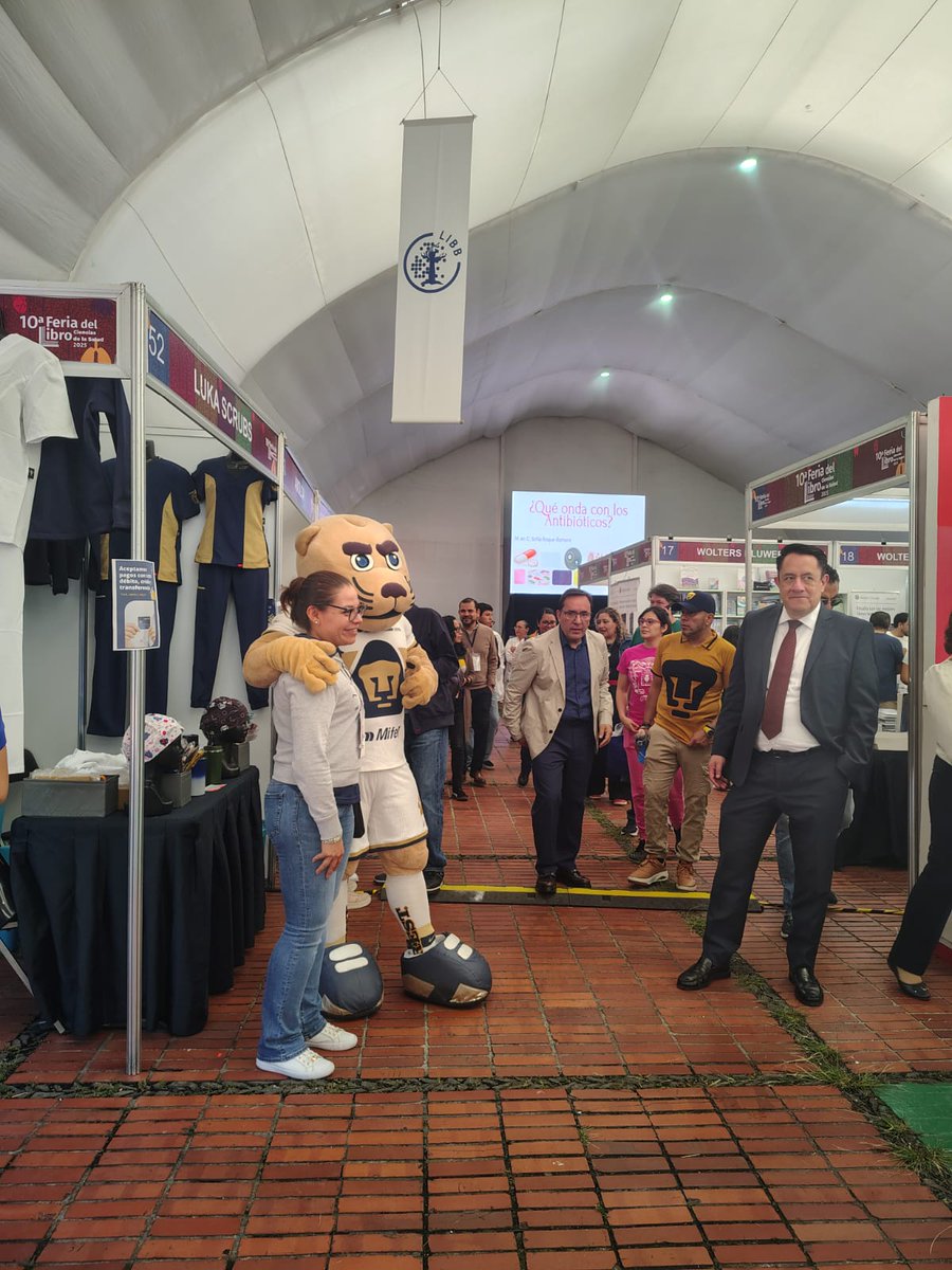 #FELSalud2025 ¡Ven a visitar los stands y llévate tu foto con Goyo en la 10ª Feria del Libro de Ciencias de la Salud, con atractivos descuentos en libros y recursos digitales! Te esperamos en la Facultad de Medicina ¡#GOYA!