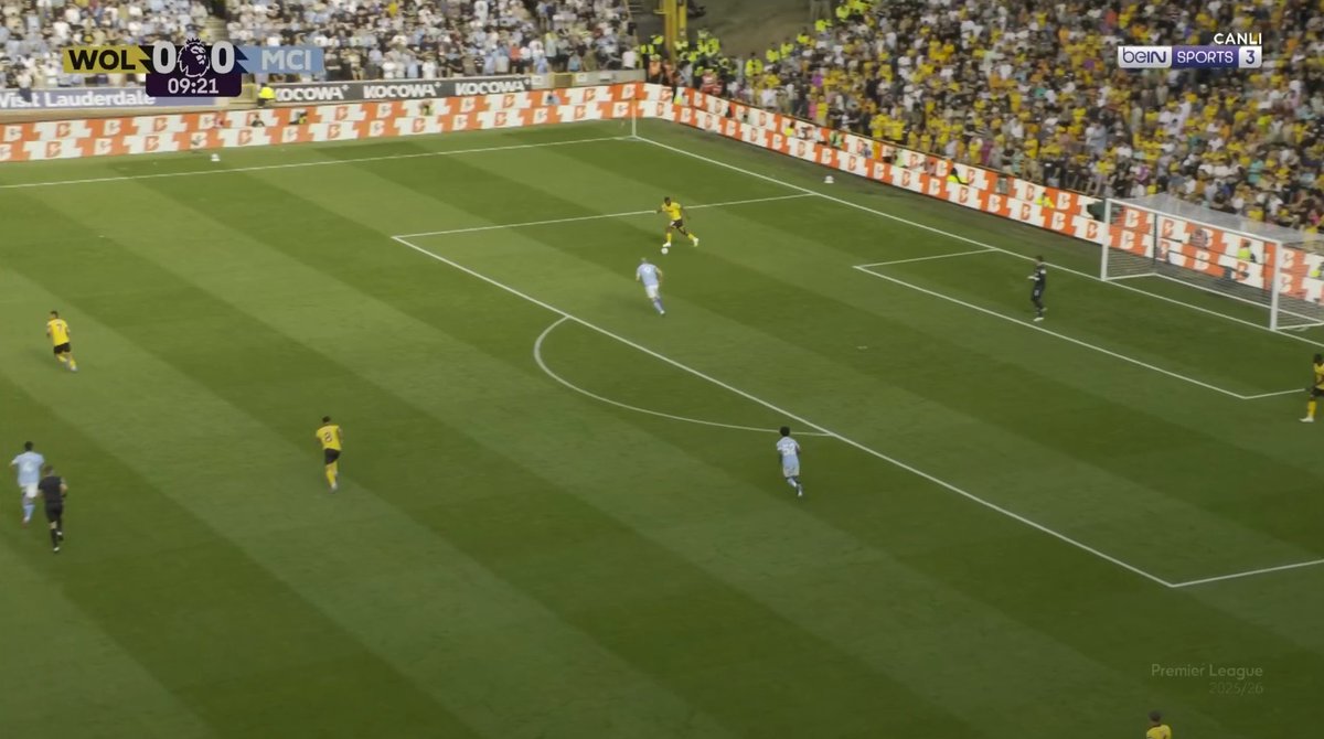 fakirpislik06's tweet photo. wolves - man city maçında bein'in görüntü kalitesi sanki parlaklık kısılmış gibi gözükünce diğer ülkelerin kanallarına bakayım dedim. 

ilk görsel alman sky kanalından
ikinci görsel ise bizim beinsports yayınından

parasını verip keyif yapanın sikildiği başka bir ülke yok. https://t.co/P5H4nMrwAj