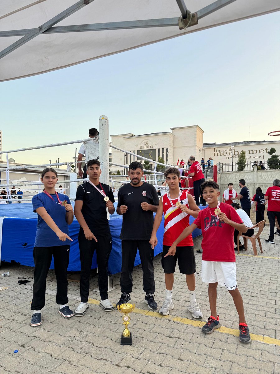 abbfomget's tweet photo. Kırşehir Çiçek Dağı Neşet Ertaş Boks Turnuvası’nda ABB Fomget Kulübü olarak ringe çıktık! 🥊

Katıldığımız 4 sporcumuzun tamamı altın madalya kazanarak büyük bir başarıya imza attı. Ayrıca kulüpler arası şampiyonluk kupasını da alarak turnuvaya damga vurduk. 🏆✨

🥇 Muhammet Ali Kırkgöz – Alt Minikler 34 kg 1.
🥇 Kumsal Su Balıkçı – Alt Minikler 57 kg 1.
🥇 Zeki Uğur – Yıldızlar 57 kg 1.
🥇 Efe Işıldak – Yıldızlar 46 kg 1.

Sporcularımızı ve emeği geçen tüm antrenörlerimizi kutluyor, başarılarının devamını diliyoruz. 💙💪 
@mansuryavas06 @ankarabbld