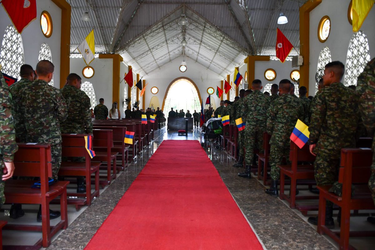 En una sentida eucaristía, los hombres y mujeres de la #CuartaDivisión encomendamos nuestra misión constitucional a Dios, reafirmando nuestro compromiso de servir con fe, disciplina y honor a Colombia.

#PatriaHonorLealtad 
#NuestroCompromisoEsColombia