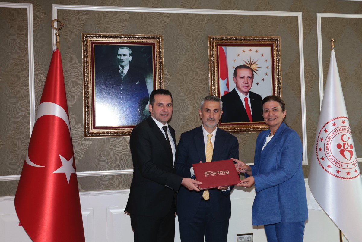 Spor yatırımlarımıza devam ediyoruz…

Lice ilçemizde yapılacak yarı olimpik yüzme havuzu için, Milletvekilimiz Suna Kepoğlu’ eşliğinde İl Müdürümüz Cenk Öztekin ile Spor Toto Teşkilat Başkanlığı arasında sözleşme imzalandı.