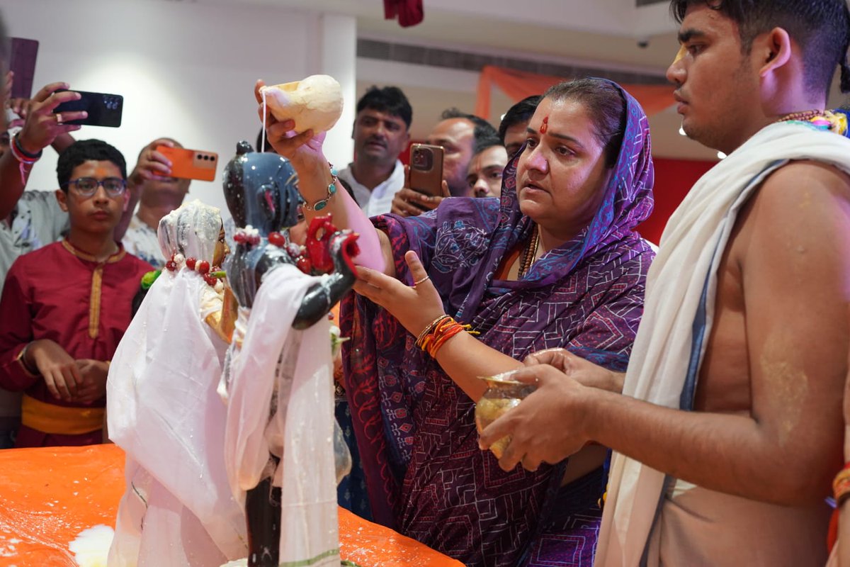 श्रीकृष्ण जन्माष्टमी महोत्सव की शुभकामनाएँ 🙏

आज अपने विधानसभा क्षेत्र अंतर्गत हंस मंडप में आयोजित श्रीकृष्ण जन्माष्टमी महोत्सव में सम्मिलित होने का अवसर प्राप्त हुआ।
भक्ति, आस्था और उल्लास से भरे इस आयोजन ने मन को गहराई तक स्पंदित किया।