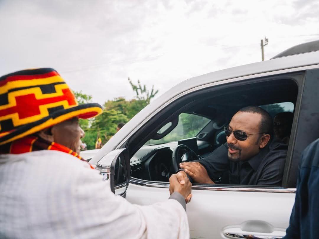 prosper_Mediaa's tweet photo. A leader connecting with the people. A handshake that symbolizes unity and respect for Ethiopia's rich cultural diversity. #Ethiopia #AbiyAhmed
@AbiyAhmedAli https://t.co/Sq8TPYn3UC