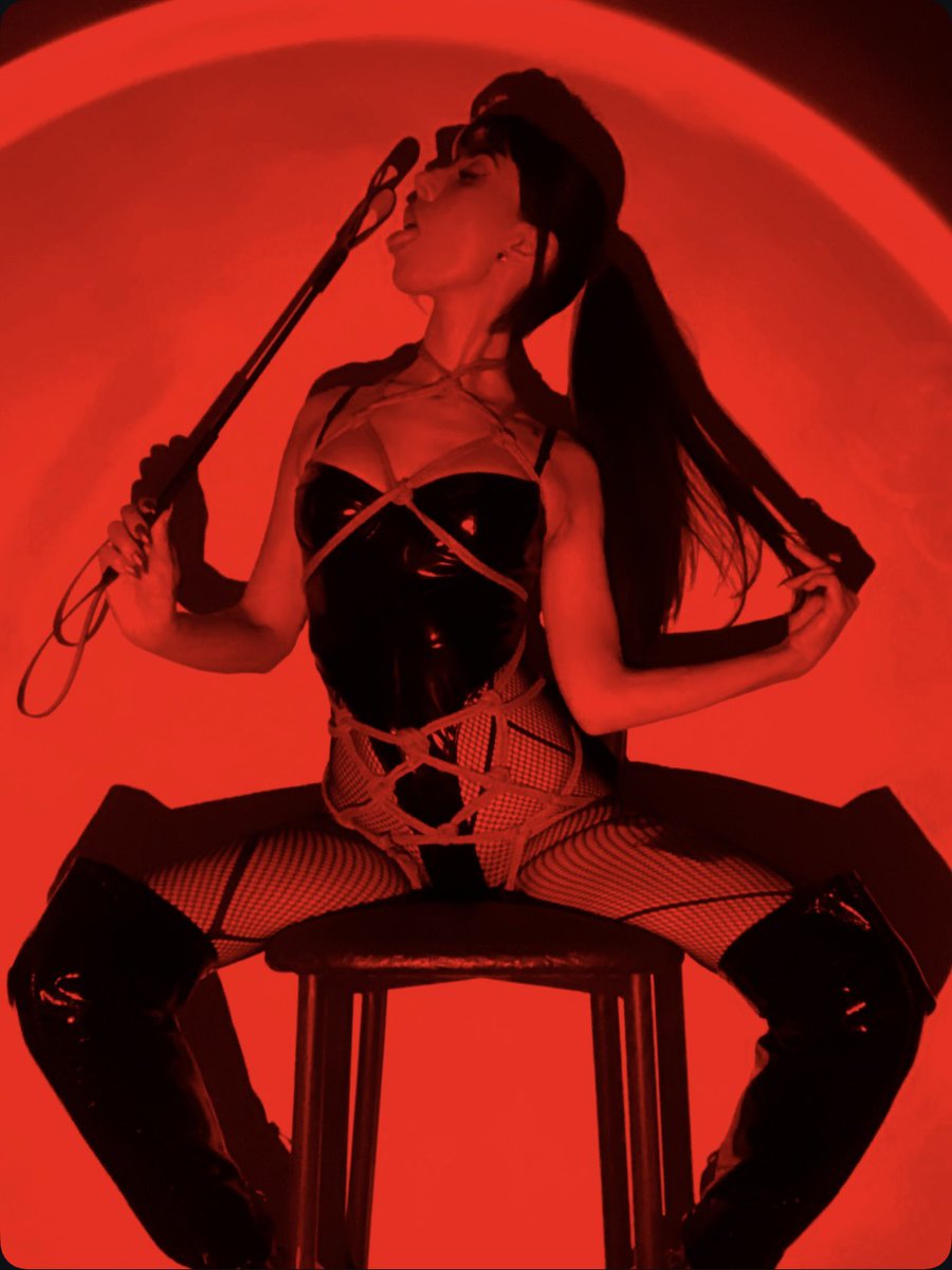 La adoración es tu única opción. 💋

onlyfans.com/yourropedmistr…