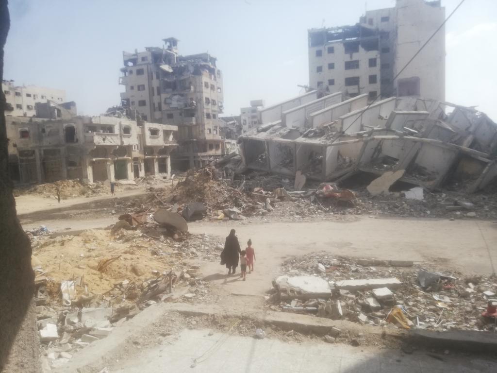 tala161306's tweet photo. I will share with you some photos of the place where I was born and spent all my childhood 
 These are my mother and younger siblings during our last visit to our home which was completely destroyed
 Please share the link and donate🥲

https://t.co/MuHIu7DUUK https://t.co/XnSSQwp1AH