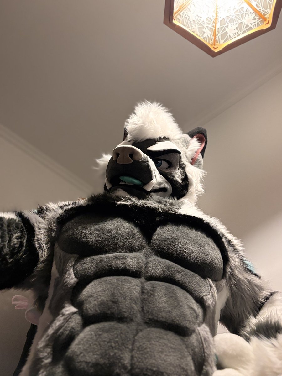 おっと！転んじゃったの？起こしてあげようか？