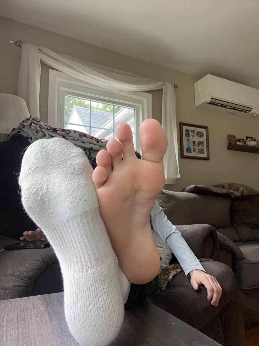Let’s start the weekend right and start worshipping now. #soles #toes #feetworshi̇p #feetfetısh #feetِ #feetmen #feetmale #malefeet #foot #footfetısh