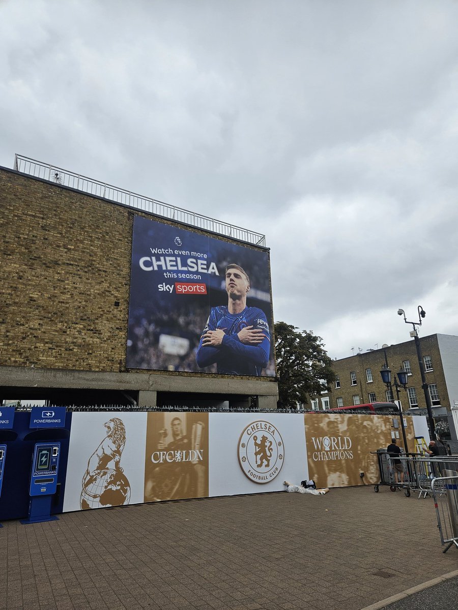 CarefreeLewisG's tweet photo. World Champions emblazoned all over Stamford Bridge 😍 https://t.co/HZyrvfJo72