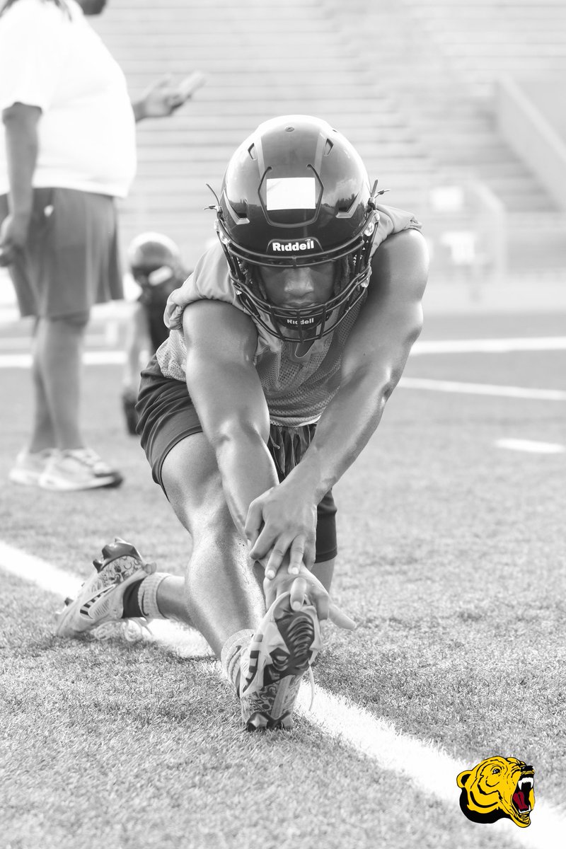AliefHastingsFB's tweet photo. Day 1 or 1 Day!!! Not looking back, pursuing excellence in 2025 and beyond! Dont blink, u may miss something! #ItsFREE #BuildingBetterMinds #THECarterIIAHHS #Alief https://t.co/tURn4ceFwO