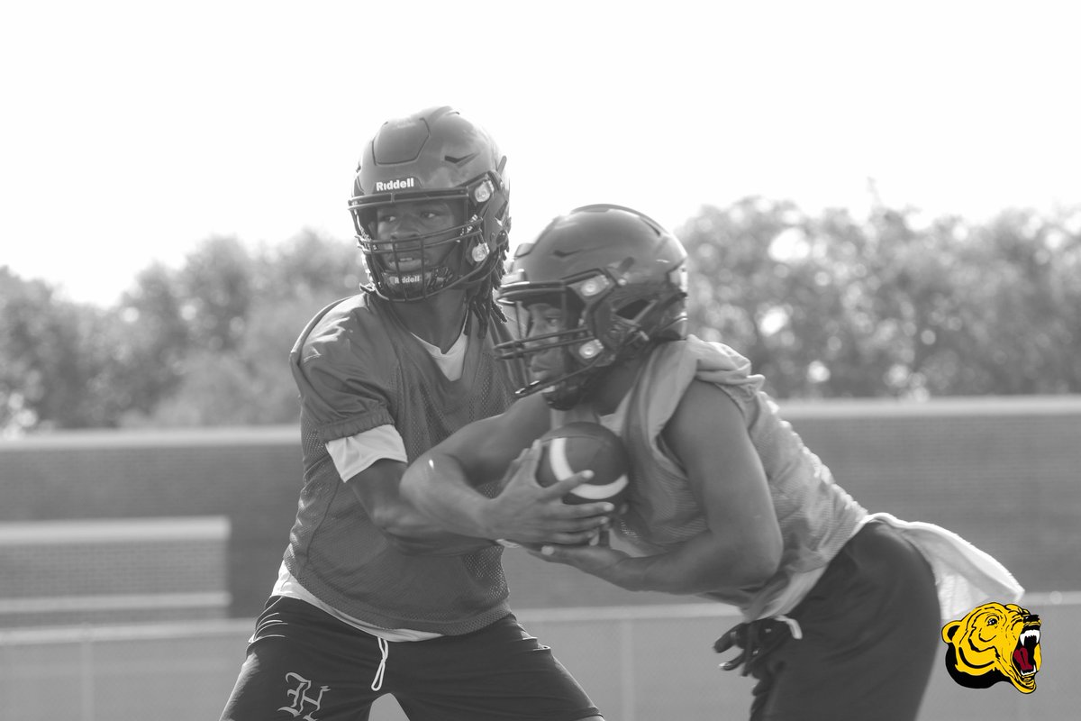 AliefHastingsFB's tweet photo. Day 1 or 1 Day!!! Not looking back, pursuing excellence in 2025 and beyond! Dont blink, u may miss something! #ItsFREE #BuildingBetterMinds #THECarterIIAHHS #Alief https://t.co/tURn4ceFwO