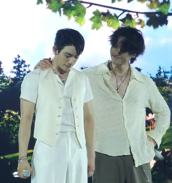 Y05_rr's tweet photo. "how is he?"                        “he's still with me" https://t.co/Z3m4HNDtH1