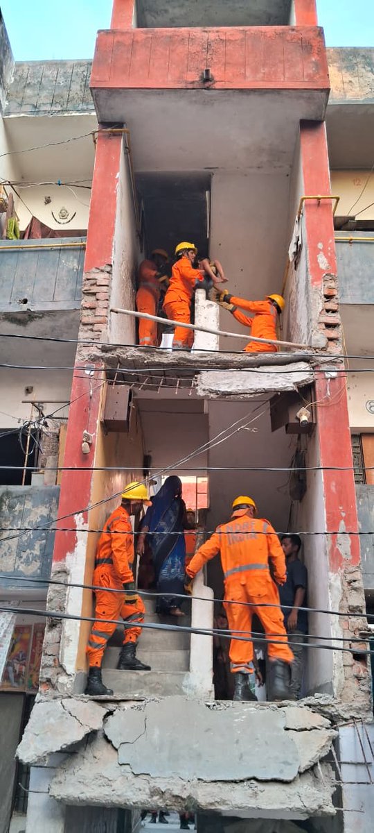 NDRFHQ's tweet image. #CSSR #RescueOps

🔶 A dilapidated building partially collapsed in Shivpur, Varanasi (U.P.) on 16.08.2025

🔶 NDRF Team conducted rescue ops in risky conditions, using advanced techniques

✅ 10 persons safely rescued: 2 Male | 5 Female | 3 Children