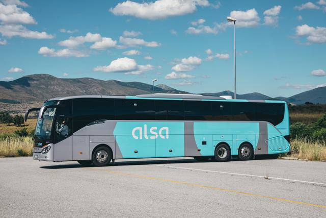 raulmtt's tweet photo. Que explique el monopolio @Alsa_autobuses por qué deja tirados a trabajadores que van a currar o a cientos de jóvenes (muchos menores) en #Asturias, a los que lleva a las playas y luego deja en tierra; por ejemplo en la línea #Oviedo - #Luanco o #Candás - #Gijón. O por qué el Consorcio de Transportes de Asturias (@GobAsturias) autoriza a llevar a pasajeros de pie en tramos no urbanos, cuando sentado tienes obligación de poner el cinturón. No es un servicio público, es un robo patrocinado desde el poder.