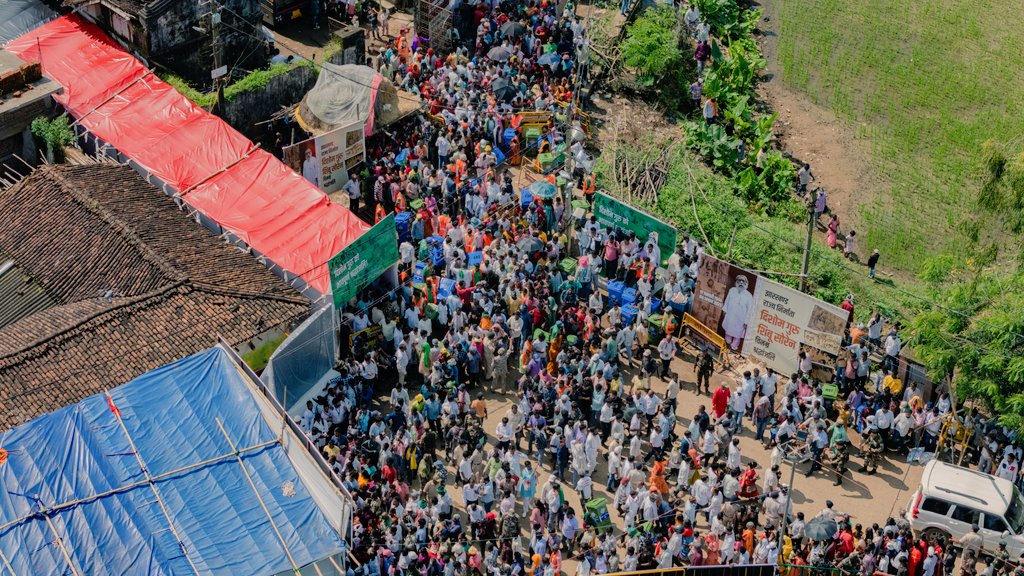 HemantSorenJMM's tweet photo. देश के विभिन्न क्षेत्रों और राज्य के कोने-कोने से आज नेमरा की क्रांतिकारी भूमि पर आया विशाल जनसमूह अत्यंत भावुक करने वाला है। बाबा दिशोम गुरुजी के प्रति आप सभी के इस स्नेह, सम्मान और समर्पण के लिए मैं अनेक-अनेक धन्यवाद देता हूँ, आभार और जोहार करता हूँ।

झारखण्ड के करोड़ों लोगों के लिए वटवृक्ष जीवन जिया स्मृति शेष बाबा दिशोम गुरु शिबू सोरेन जी ने। वह वटवृक्ष जिसकी गहरी जड़ों ने यहां की वीर और क्रांतिकारी भूमि में हर कोने, हर घर तक पहुंचकर, अपनी विशाल छाया से सबको छांव दिया।

बाबा का महान जीवन झारखण्ड और राज्यवासियों के लिए, संघर्ष, त्याग और सेवा से परिपूर्ण रहा। उन्होंने झारखण्ड की आत्मा को सींचा, राज्य की अस्मिता की रक्षा की और जन-जन को पहचान व आत्मसम्मान दिलाया।

बाबा दिशोम गुरुजी की प्रेरणा ने कई पीढ़ियों को राह दिखाई है। यहां की माटी की सुगंध में, नदियों की गूंज में, पहाड़ों की दृढ़ता में और परंपराओं की गरिमा में - हर जगह बाबा दिशोम गुरुजी की अमिट छाप और आत्मा बसी हुई है। वह वटवृक्ष, जिसकी जड़ें अटूट हैं और जिसकी छाया आने वाली पीढ़ियों को सदियों तक संबल और मार्गदर्शन प्रदान करती रहेंगी।

दिशोम गुरु सिर्फ एक व्यक्ति नहीं, बल्कि एक विचार हैं - जो हमें हमारी जड़ों से जोड़े रखेंगे और झारखण्ड को उज्ज्वल भविष्य की ओर बढ़ने की ताकत देते रहेंगे।

अंतिम जोहार बाबा....

वीर दिशोम गुरु शिबू सोरेन अमर रहें!
वीर दिशोम गुरु शिबू सोरेन जिंदाबाद!
जय झारखण्ड!